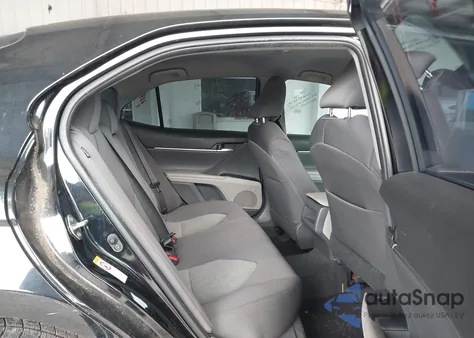 2018 Toyota Camry Le z USA, uszkodzony, nr VIN 4T1B11HK1JU123054